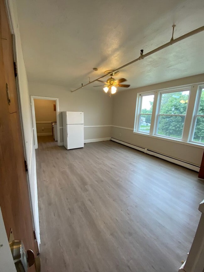 Building Photo - 423 Pelham St