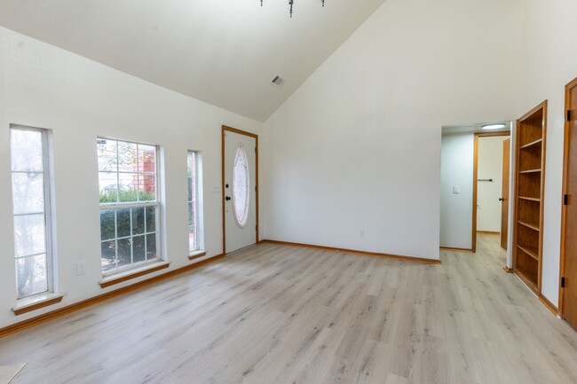 Building Photo - Rent to Own Available in Moore, Ok!