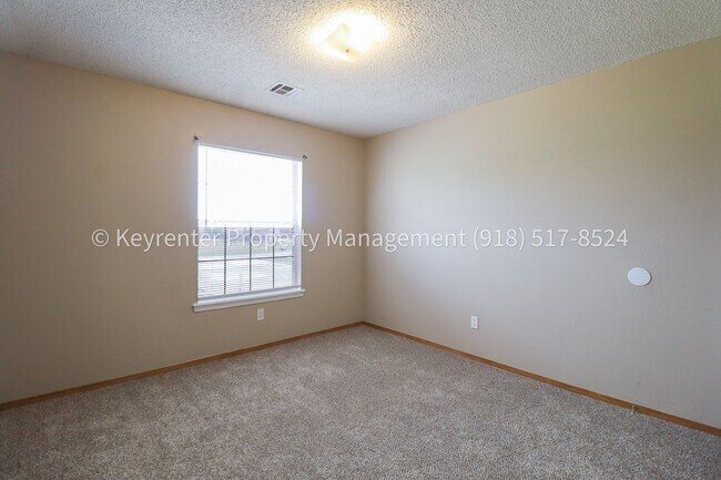 Building Photo - N Willow Dr Duplex