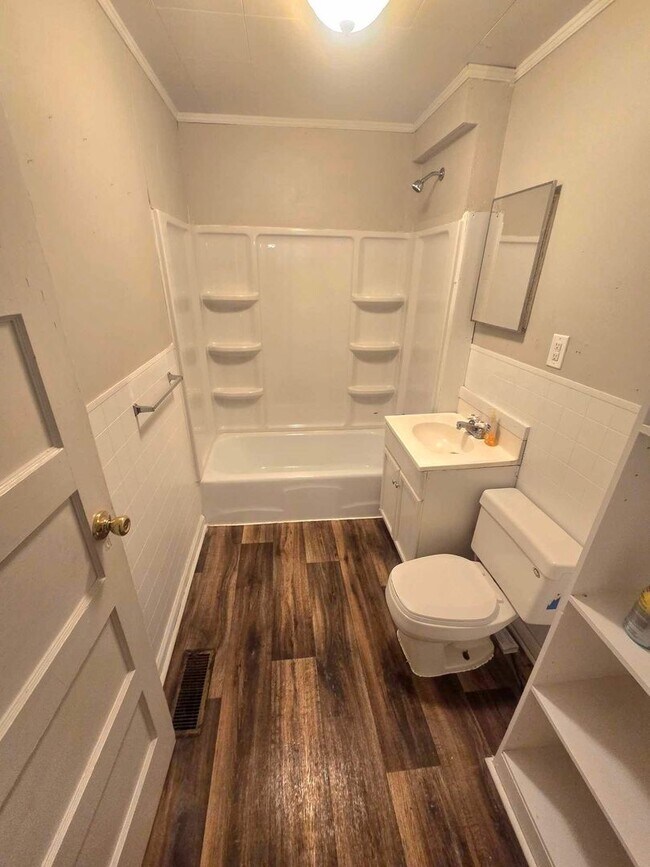 Building Photo - 3 bedroom & 1 bath located in Southside
