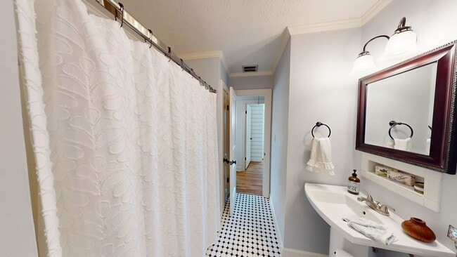 Building Photo - Sylvan Park Fully Furnished Home and Guest House-Shorter Term Leases Available!