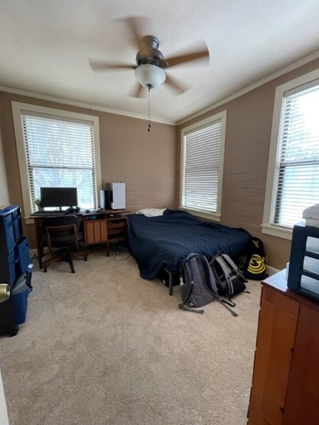 Building Photo - R1016 University Heights