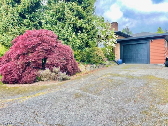 Building Photo - Charming  home on quiet street, great loca...