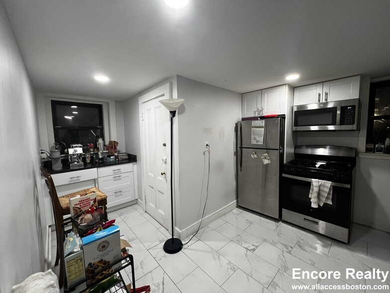 Building Photo - 16 Upland Rd