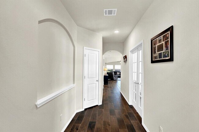 Building Photo - 116 Alba Ave