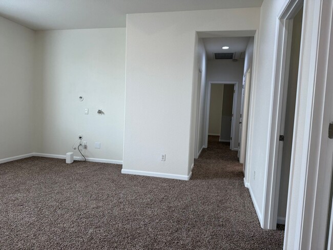 Building Photo - Gorgeous 4 bedroom 2 story home in Anatolia