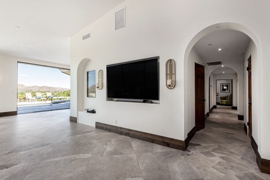 Building Photo - 5655 Camelback Canyon Dr
