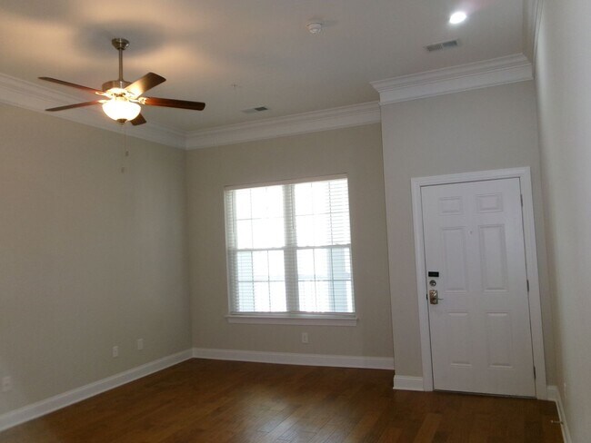 Building Photo - 1 bedroom condo in Queens Harbour