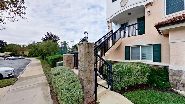 Building Photo - Beautiful Townhouse Style Apartment availa...