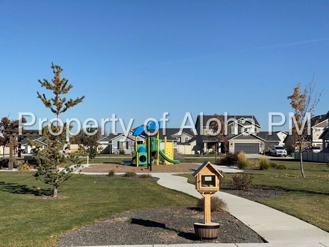 Building Photo - 6142 N Silver Spruce Ave