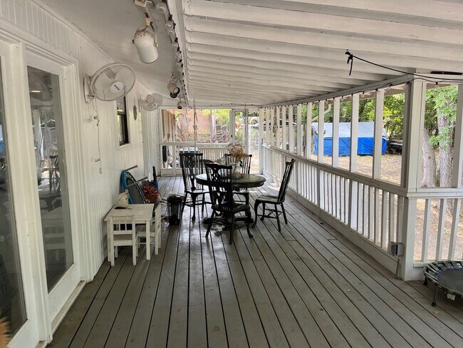 Building Photo - 830 Blackburn St