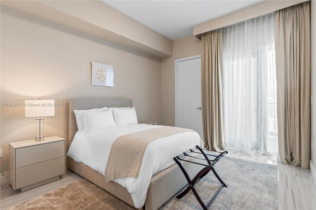 Building Photo - 17901 Collins Ave