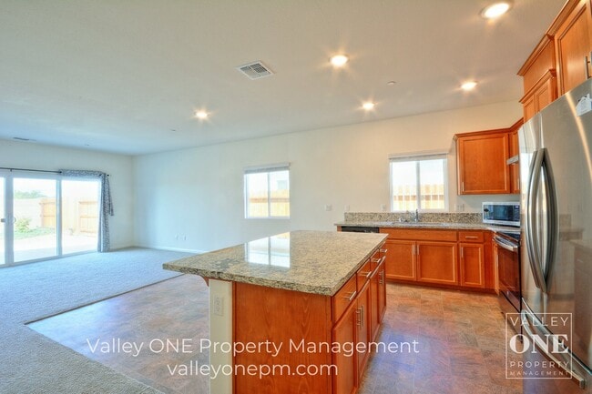 Building Photo - 933 Tipton Ln