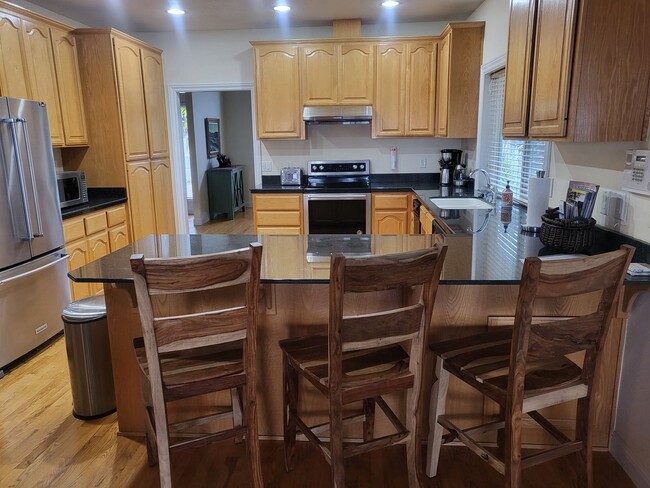 Building Photo - 5 bed 3 bath