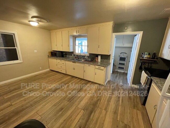 Building Photo - 3090 Grand View Ave