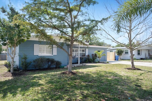 Building Photo - Furnished Chic Monthly Rental Home in Bradenton, FL VACA or Short Term