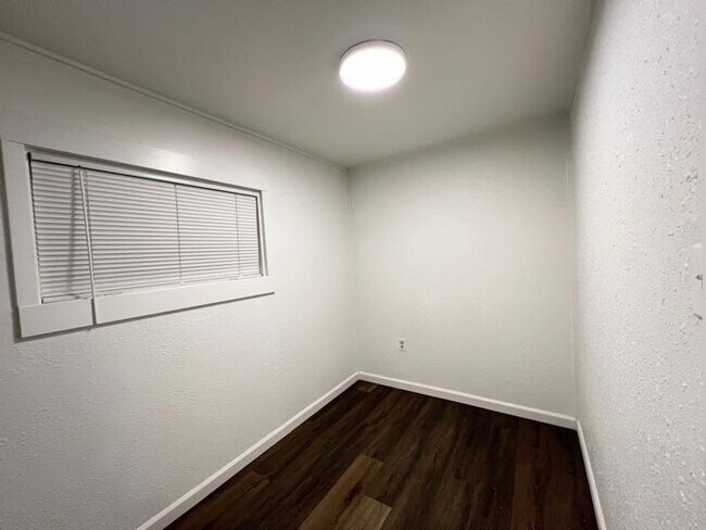 Building Photo - R301- 301 1/2