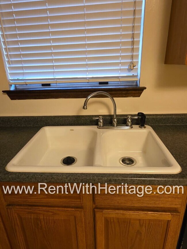 Building Photo - Amazing 2 bedroom, 1.5 bath townhome/ Grea...