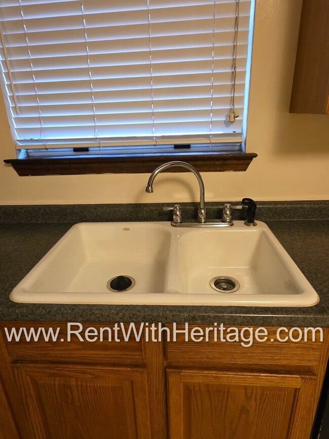 Building Photo - Amazing 2 bedroom, 1.5 bath townhome/ Great Roommate Floorplan / Great Location