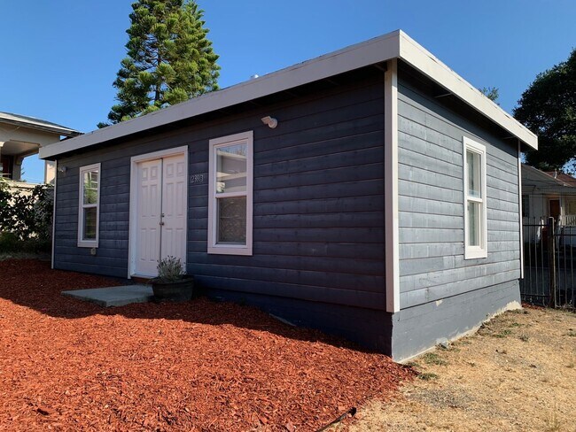 Primary Photo - 1239-1241 E 22nd St