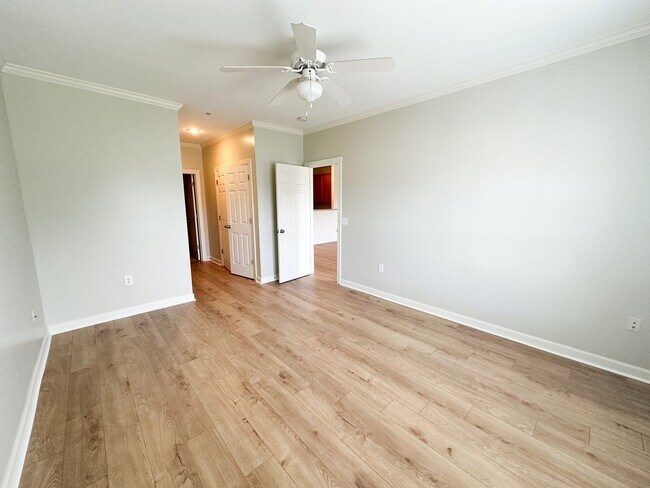 Building Photo - B2808