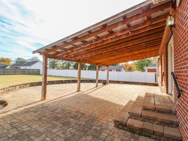 Building Photo - Spacious home!