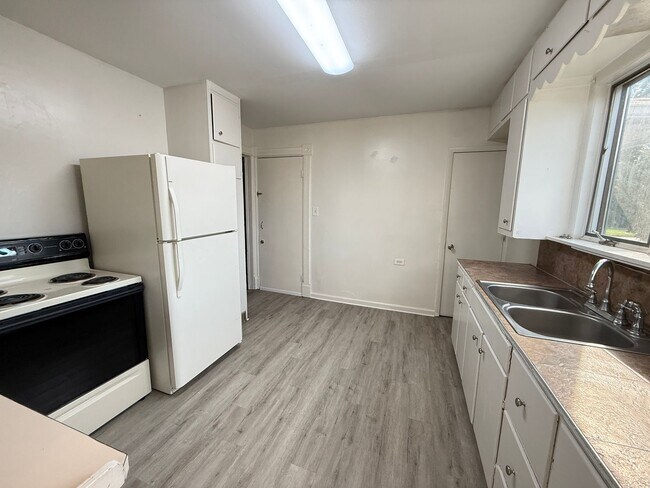 Building Photo - 306 N Elm Ave