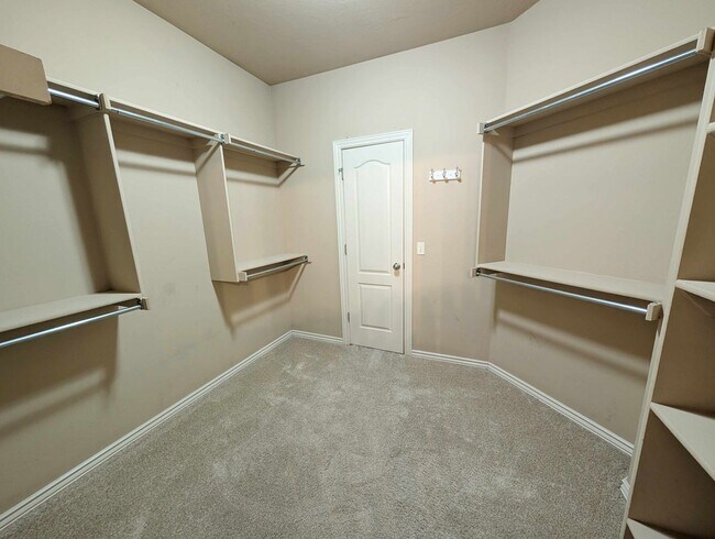 Building Photo - Three Bedroom Plus Study in Edmond
