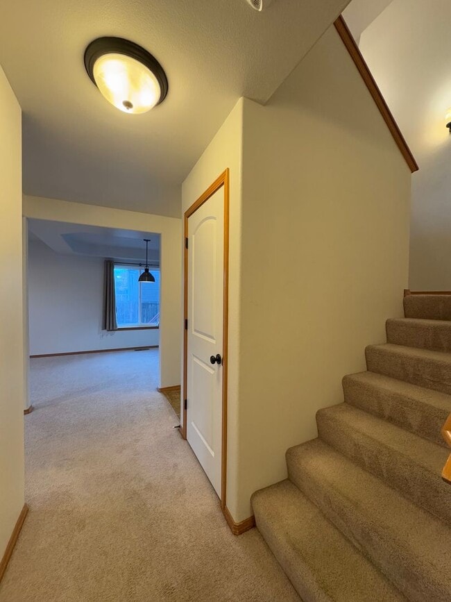 Building Photo - Beautiful Rental with Oversized Yard & Open Layout