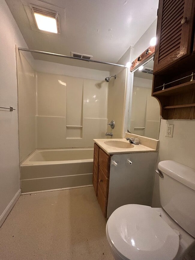 Building Photo - ** Move in Special ** 2-Bedroom, 1-Bathroom Home GOSHEN – $1,095 Month | 842 Sq. Ft.