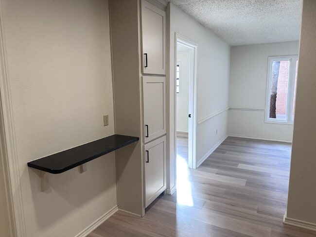 Building Photo - Newly refreshed 2/2/1!