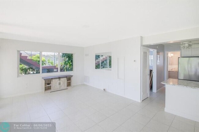 Building Photo - 2760 Yacht Club Blvd
