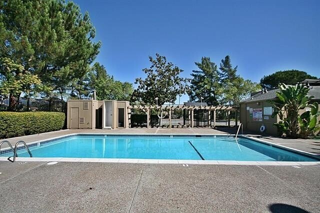 Building Photo - Move-in ready Evergreen townhome with private backyard, detached 2-car garage, and great communit...