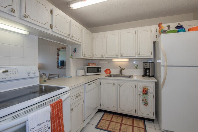 Building Photo - 1502 S Lakeside Dr