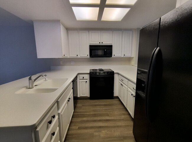 Building Photo - Newley Updated 4 bedroom, 2.5 bathroom Tow...