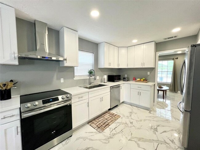 Primary Photo - 12230 Fairpoint Dr