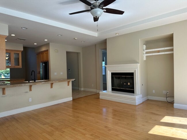 Building Photo - Single Story, Bright and Beautiful Home, w...