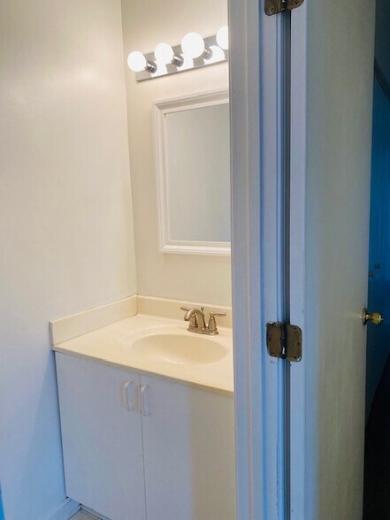 Building Photo - 1404 E Baltimore St