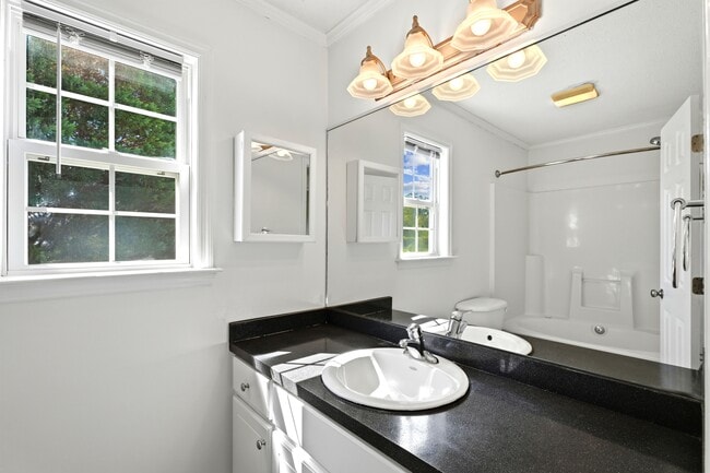 Building Photo - 202 Starcrest Dr