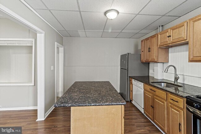 Building Photo - 307 Roxborough Ave