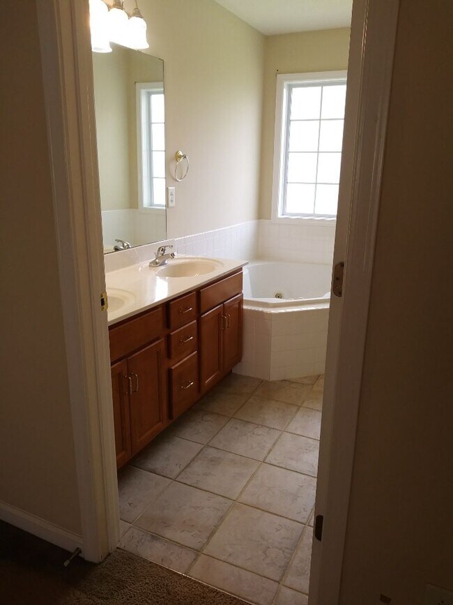 Building Photo - 3428 Heatherwood Tra