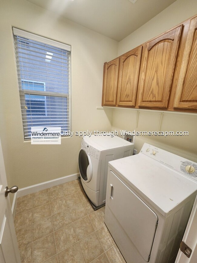 Building Photo - AWESOME 3 BED/2.5 BATH FLOOR PLAN AVAILABL...