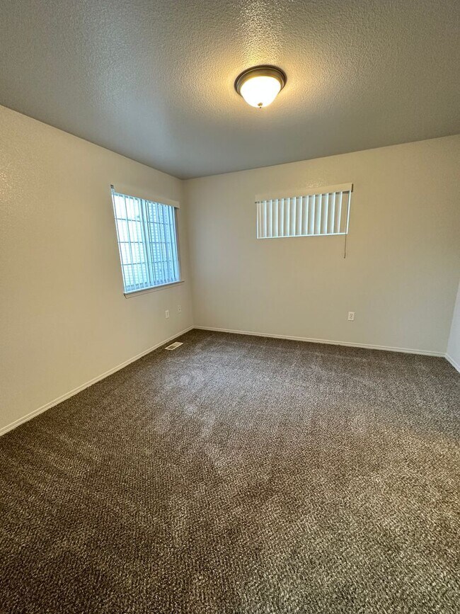 Building Photo - Remarkable Value. Unbeaten Location.