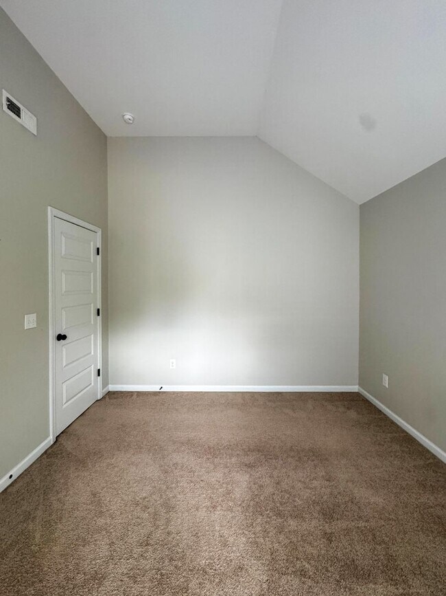 Building Photo - Spacious 4 Bed 2.5 Bath Fayetteville Home