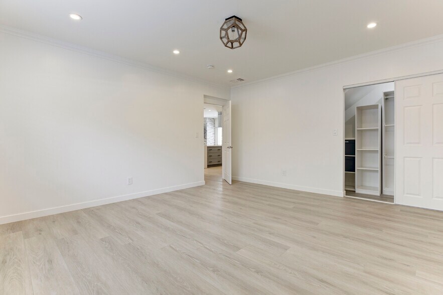 Building Photo - 247 N Oak Ave