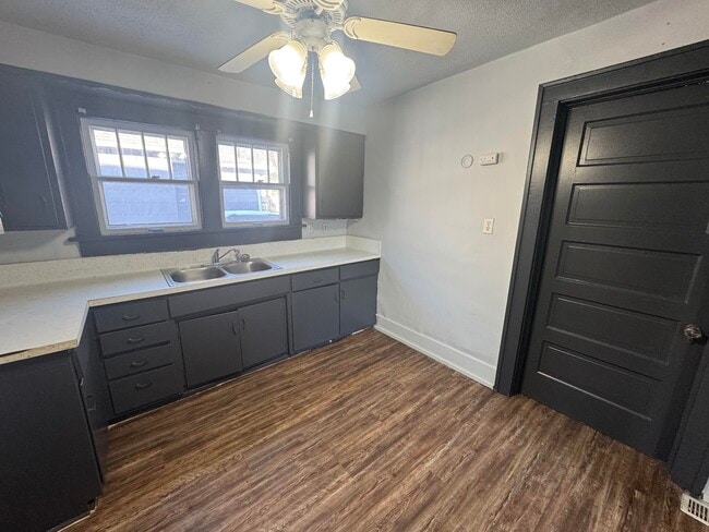 Building Photo - 1507 Main-E