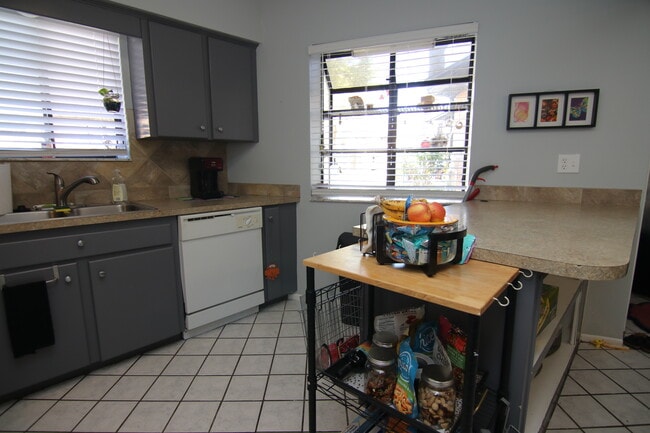 Building Photo - 1819 Foxhall Cir