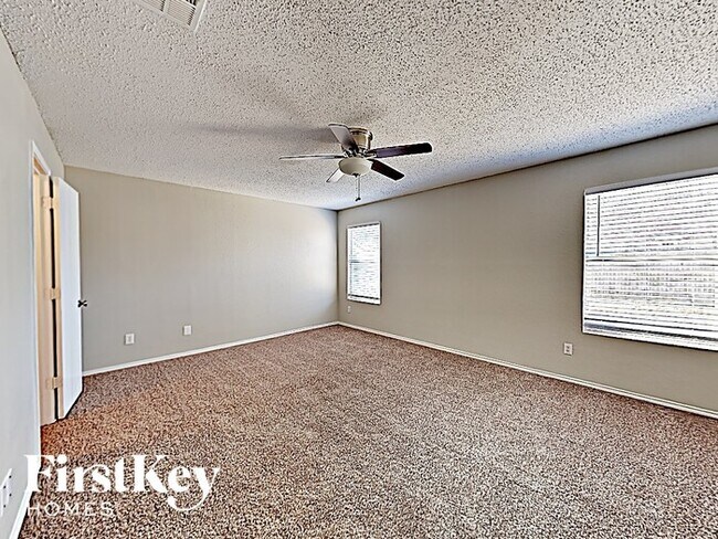 Building Photo - 553 Linacre Dr