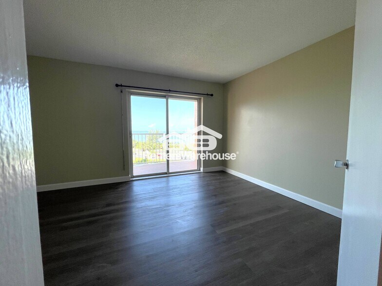 Building Photo - 7430 Sunshine Skyway Ln S