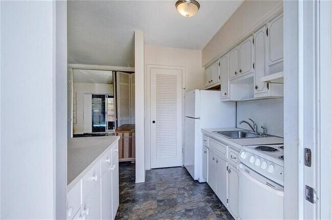 Building Photo - 2115 NE 42nd Ct